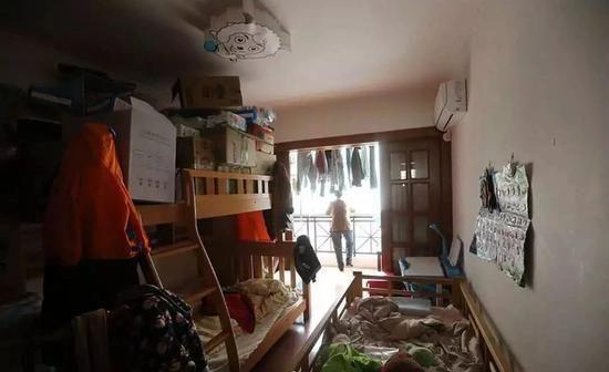 老房无处落脚一家6口人与杂物同吃同睡K8凯发登录二胎的“悲哀”！60㎡的(图23)