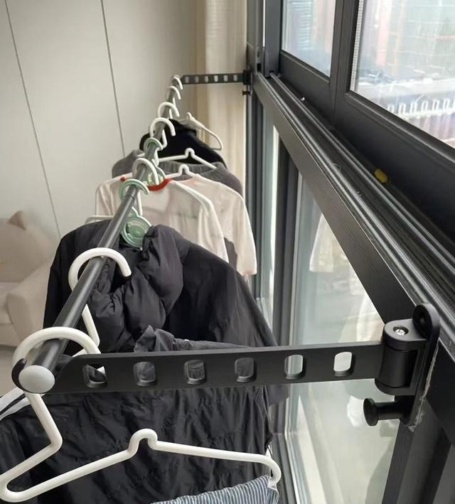 晾衣方案要选一种！以免服的时候头疼K8凯发国际阳台取消晾衣区这6种(图2)