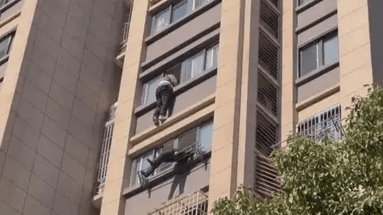 架安保1分钟高空爬窗施救惊险！八旬老人困